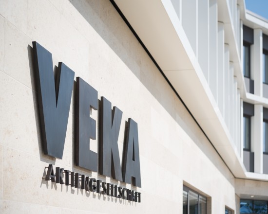 Logo de la société anonyme VEKA sur le Welcome Center