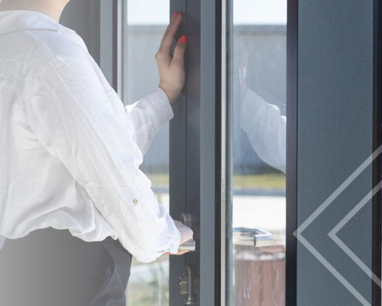 Műanyag dupla teraszajtó: kétszárnyú nyílászáró beállítása szakszerűen