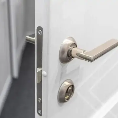 Műanyag ajtó zár és műanyag ablak kilincs kisokos – Szerelés, csere, és biztonsági szint