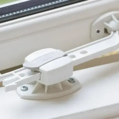 GYEREKZÁR ABLAKRA – HOGYAN TEGYÜK BIZTONSÁGOSABBÁ ABLAKAINKAT?