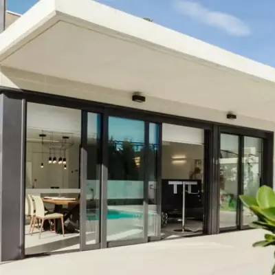 Terasz tolóajtó – így varázsolhat kertet a nappalijába