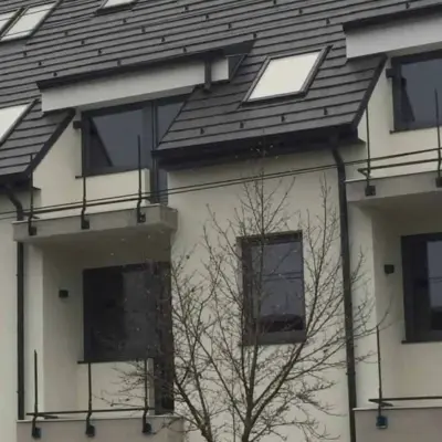 Műanyag erkélyajtók: mi a különbség az emelő-toló és a toló-bukó szerkezet között?