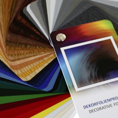 A SZÍNES MŰANYAG ABLAK TARTÓSSÁGA – HÁNY ÉVIG MARAD SZÍNAZONOS?