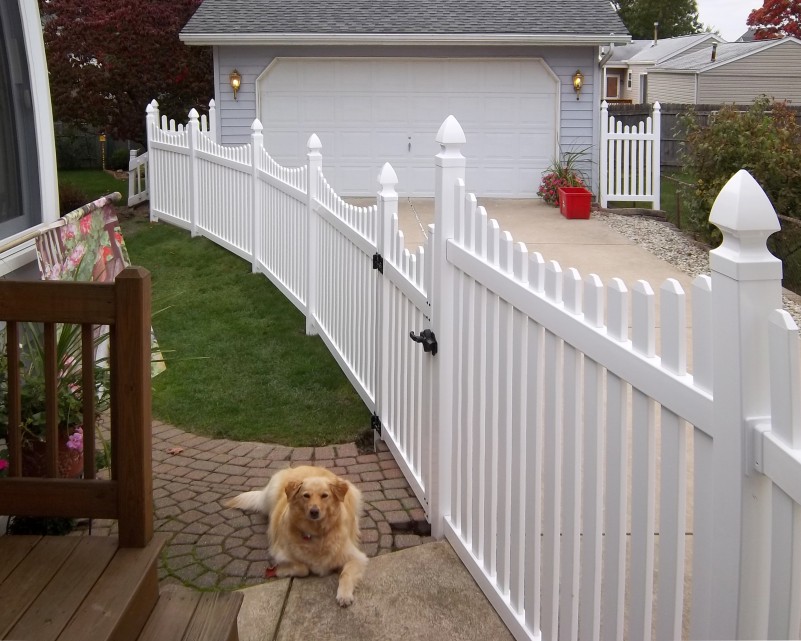 VEKA White Concave picket fence