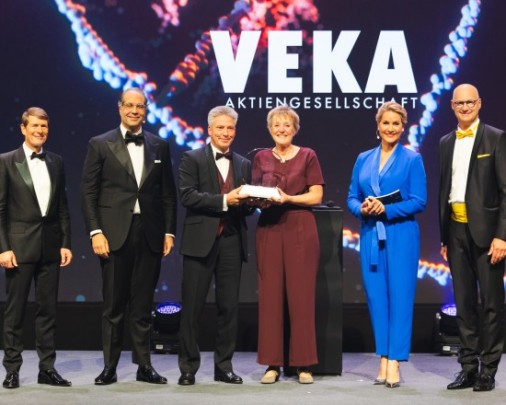 Екипът на VEKA с Елке и Андреас Хартлайф при получаването на наградата „EY Entrepreneur Of The Year 2025“
