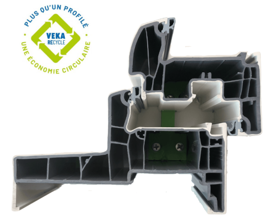 Ici, les parties contenant du recyclé sont colorisées pour montrer la matière recyclée contenue dans le profilé (pour les profilés servant à la fabrications de fenêtres, il n’y a pas de différence de couleur).