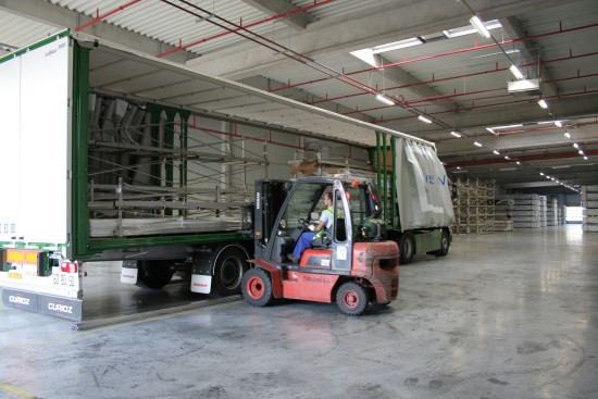 chargement camion palettes de profilés veka