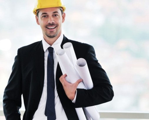 Homme avec des plans en main pour la réalisation d'un projet
