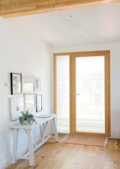 Swingline 70 porte fenetre PVc effet bois ©VEKA France