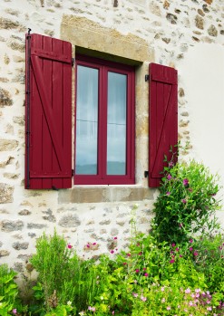 fenetre PVC bois peint rouge maison pierre ©VEKA France