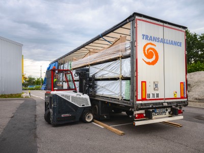 chargement camion logistique veka