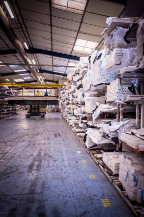 Entrepôt avec le stock de profilés pvc