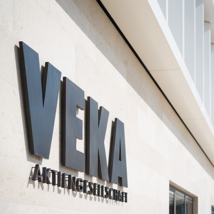 Das Logo der VEKA Aktiengesellschaft am Welcome Center
