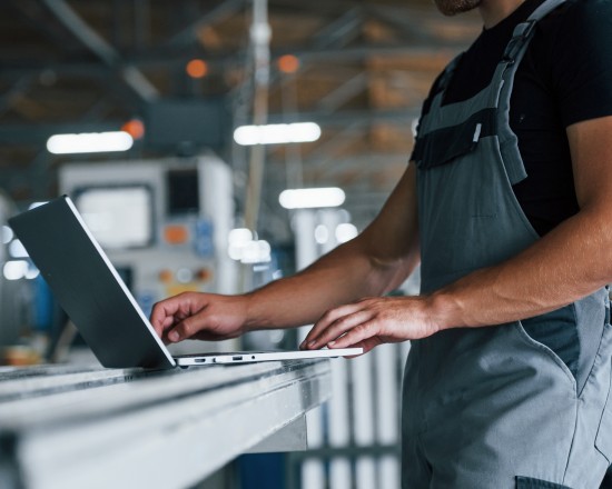 Komponentenbestellung am Laptop