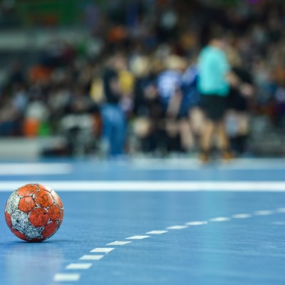 Handball auf dem Spielfeld