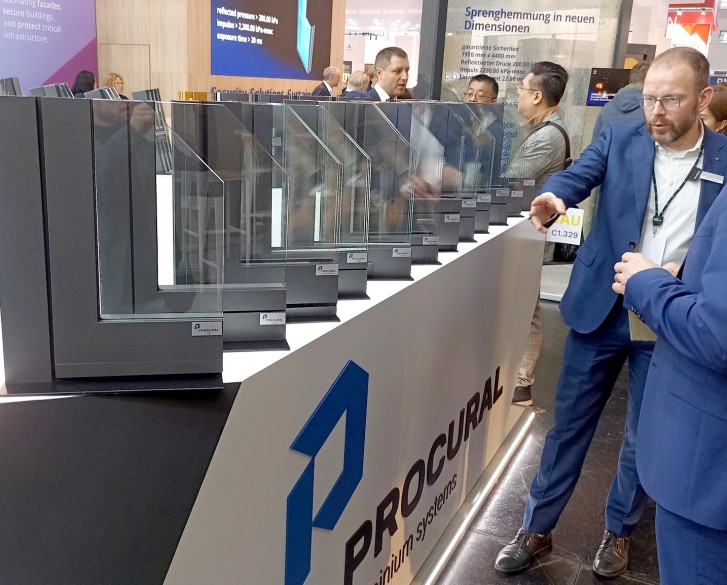 Mann präsentiert PROCURAL Musterecken auf der BAU 2025