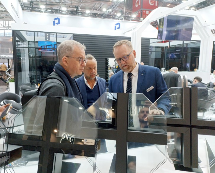 Interessenten bestaunen PROCURAL Ausstellungselemente auf der BAU 2025