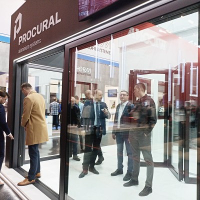 Ausstellung einer PROCURAL-Schiebetür auf der BAU 2025
