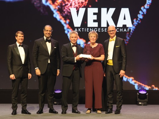Elke and Andreas Hartleif with the EOY award on stage