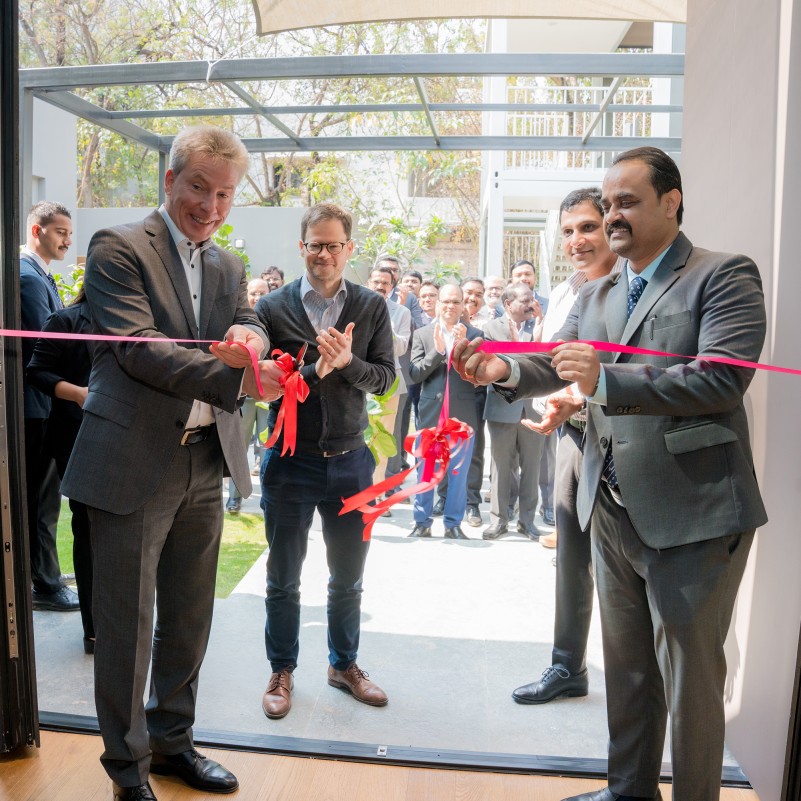 Andreas Hartleif, Matthias Koch und Satish Kumar bei der Einweihung des PROCURAL Experience Centers in Hyderabad, Indien