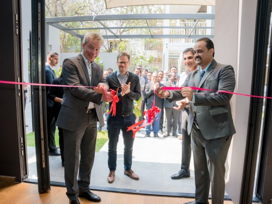 Andreas Hartleif und Matthias Koch weihen das neue PROCURAL-Erlebniszentrum in Hyderabad ein.