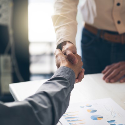 Handschlag zweier Geschäftsmänner