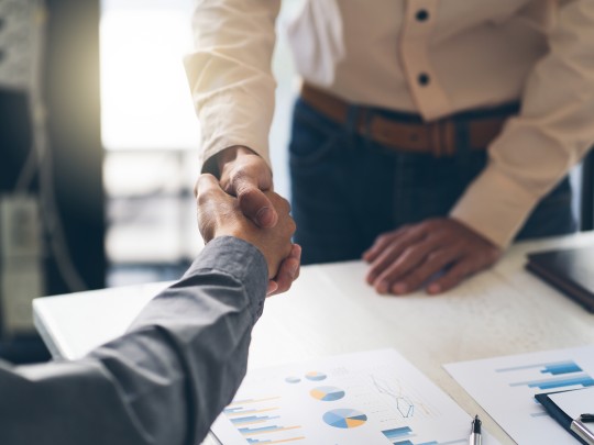 Handschlag zweier Geschäftsmänner