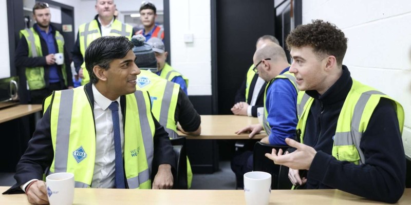 Premierminister Rishi Sunak spricht mit VEKA Mitarbeitern im Pausenraum