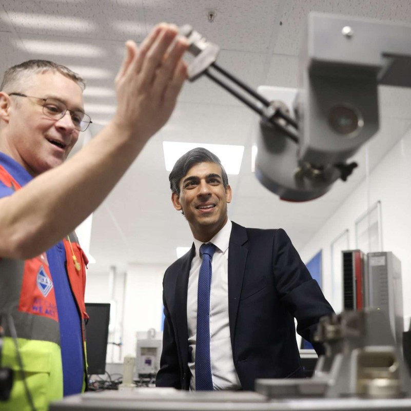 Premierminister Rishi Sunak mit einem VEKA Mitarbeiter im Werk