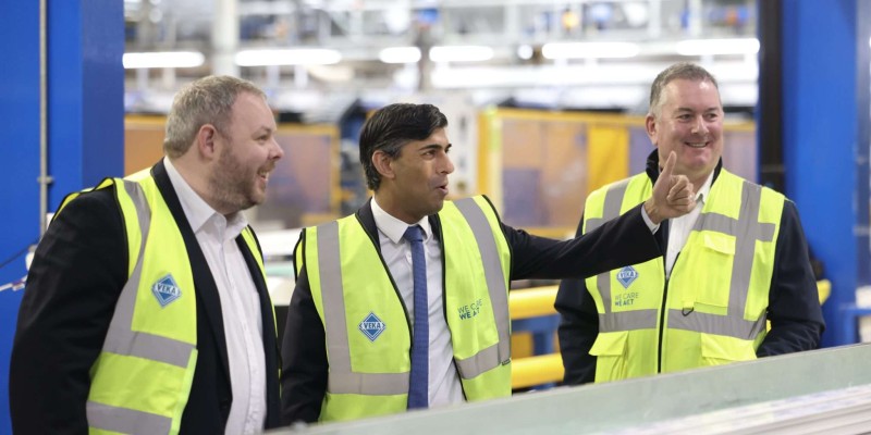 Neil Evans zeigt Premierminister Rishi Sunak und dem Abgeordneten Antony Higginbotham die Produktion in England