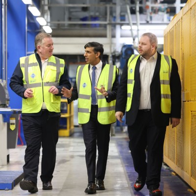VEKA plc Geschäftsführer Neil Evans mit Premierminister Rishi Sunak und dem Abgeordneten Antony Higginbotham