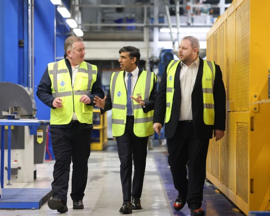 VEKA plc Geschäftsführer Neil Evans begrüßte Premierminister Rishi Sunak und dem Abgeordneten Antony Higginbotham am Produktionsstandort in Burnely.