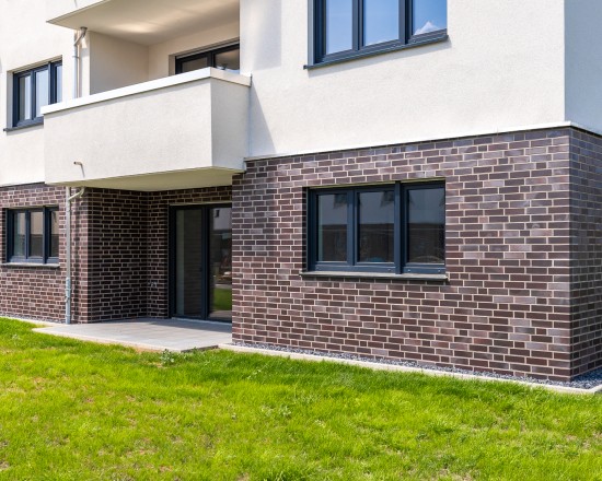 Die Profile fügen sich harmonisch in die architektonische Gesamtgestaltung der Gebäude ein.