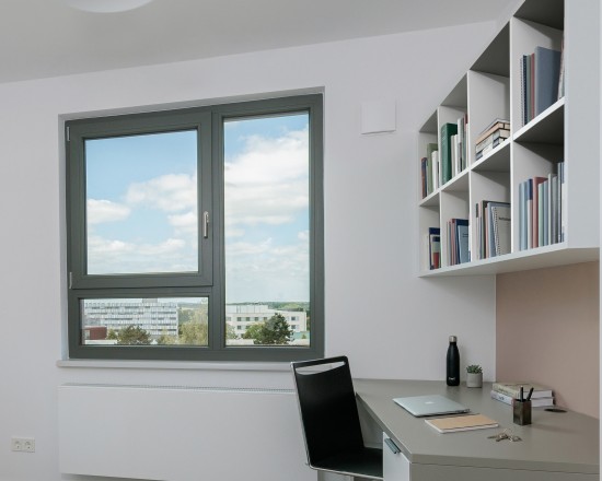 In der gesamten Wohnanlage sind insgesamt 423 Wohnplätze – darunter über 200 Einzel-Apartments sowie verschiedene WG-Formate entstanden.