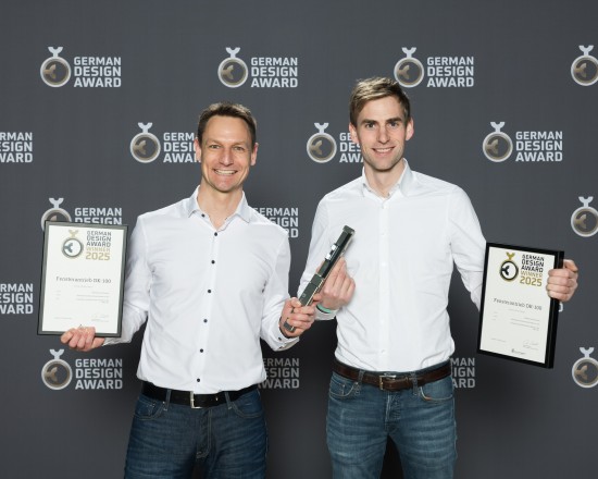 Matthias Gröninger (Gröninger Antriebstechnik) und Philipp Kalverkamp (VEKA AG) bei der Preisverleihung German Design Award 2025 in Frankfurt