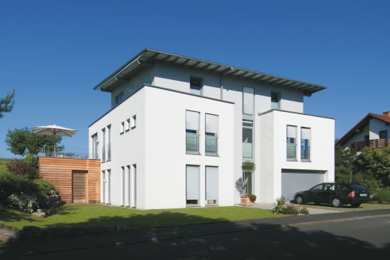 Der Einsatz von effektiven Sonnenschutzlösungen gewinnt zunehmend an Bedeutung. Rollladensysteme vereinen alle relevanten Vorteile.  