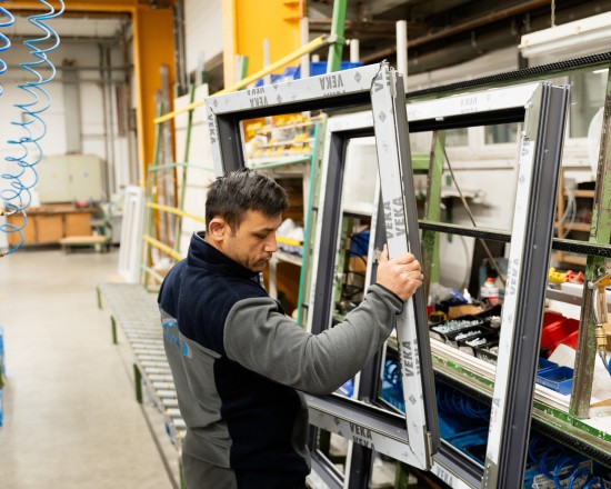 Der Einbau der Fensterflügel und Festverglasungen wurde in den Schapler-Werkshallen simuliert. Die Montage erfolgte erst auf der Baustelle.
