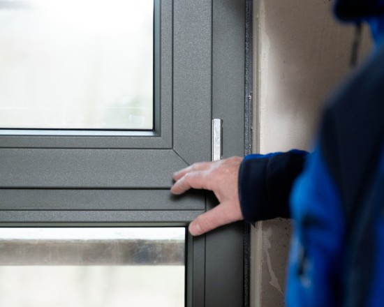 Die eingesetzte Feinstruktur-Oberfläche ähnelt in Optik und Haptik pulverbeschichteten Aluminium-Fenstern.