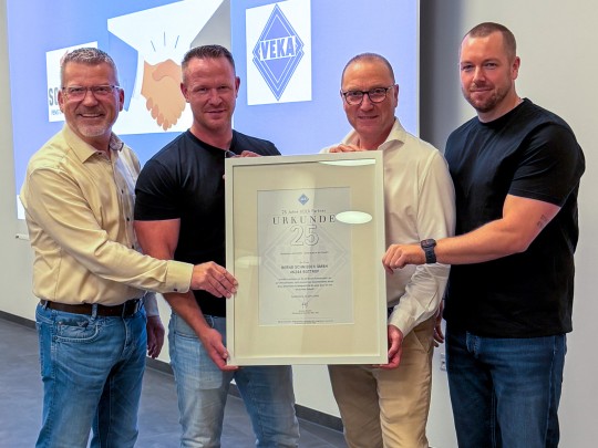Matthias Venns (VEKA), Leonard Grewing (Schnieder), Josef L. Beckhoff (VEKA) und Bernhard Roring (Schnieder) feiern 25 gemeinsame erfolgreiche Jahre und freuen sich auf viele weitere.