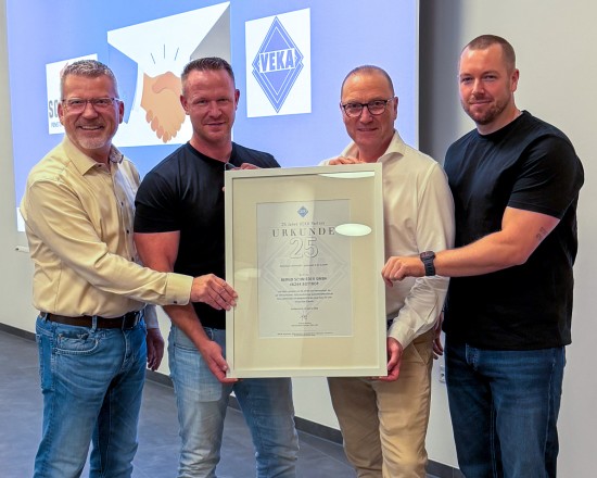 Matthias Venns (VEKA), Leonard Grewing (Schnieder), Josef L. Beckhoff (VEKA) und Bernhard Roring (Schnieder) feiern 25 gemeinsame erfolgreiche Jahre und freuen sich auf viele weitere.