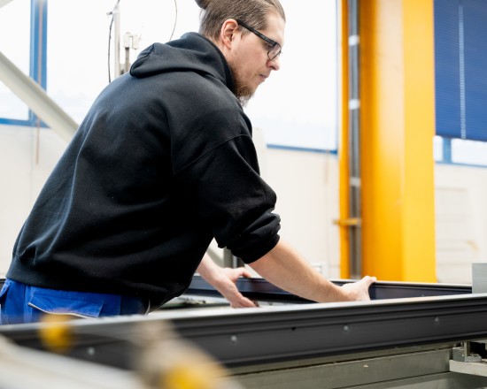 VEKA Verarbeiter wie die Firma Schapler schätzen die hohe Qualität der Feinstruktur Oberfläche, die sich unter anderem in der außergewöhnlichen Hitzebeständigkeit zeigt und ein reibungsloses Verschweißen garantiert.