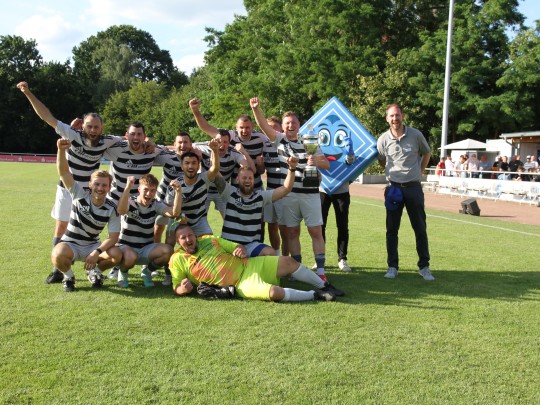 VEKA Vertriebsleiter Dennis Decker (r.) freut sich gemeinsam mit dem Team der Drinkuth AG über den Turniersieg und den rundum gelungenen Verlauf des VEKA-Soccer-Cups.