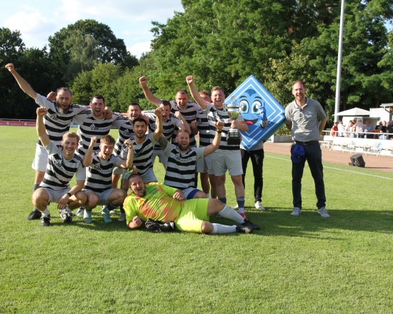 VEKA Vertriebsleiter Dennis Decker (r.) freut sich gemeinsam mit dem Team der Drinkuth AG über den Turniersieg und den rundum gelungenen Verlauf des VEKA-Soccer-Cups.