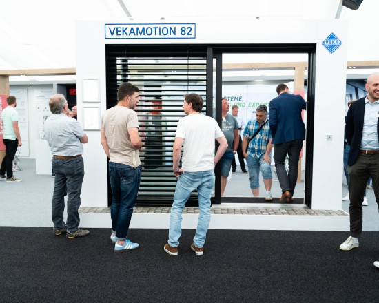 Mit großem Interesse nutzten die Gäste die Gelegenheit, sich im Ausstellungsbereich zu informieren und mit den VEKA Experten auszutauschen. 