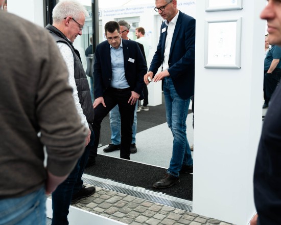Die neue niveaugleiche Bodenschwelle von VEKA zog die Blicke des Fachpublikums auf sich.