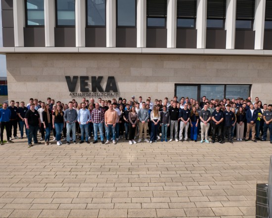Insgesamt 110 Teilnehmerinnen und Teilnehmer waren zur ersten Azubi-TEC-Tagung bei VEKA angereist                          