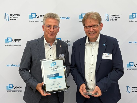 Mit großer Freude nahmen der VEKA Vorstandsvorsitzende Andreas Hartleif und Jürgen Herbe, Leiter Kommunikation & Marketing, den Award beim VFF-Jahreskongress in Göttingen stellvertretend für das Kampagnenteam entgegen.