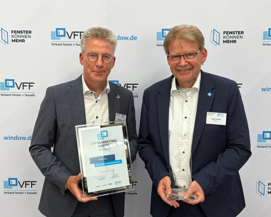 Mit großer Freude nahmen der VEKA Vorstandsvorsitzende Andreas Hartleif und Jürgen Herbe, Leiter Kommunikation & Marketing, den Award beim VFF-Jahreskongress in Göttingen stellvertretend für das Kampagnenteam entgegen.