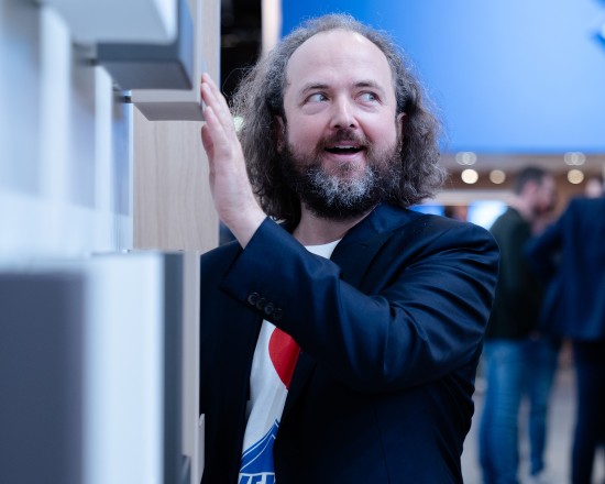 Liebenswerter Charakterkopf: Markenbotschafter Holger sorgte für humorvolle Momente auf dem VEKA Messestand