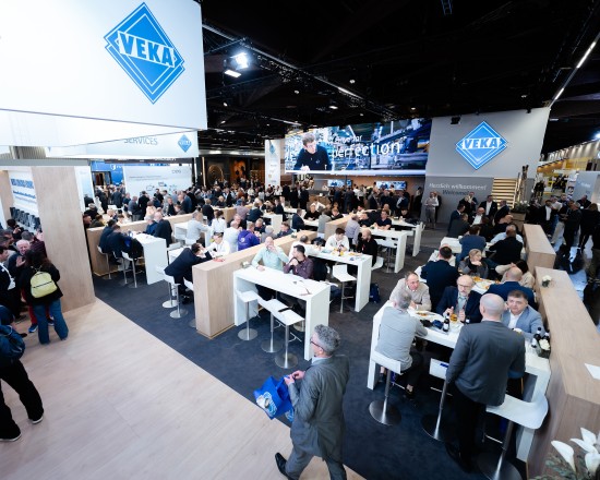 Einladende Gestaltung: Der VEKA Messestand bot viel Raum für gute Gespräche über die Vorteile der Partnerschaft im System VEKA